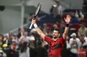 德约科维奇回归赛场，战术调整首场状态亮眼，公牛观众沸腾！的简单介绍