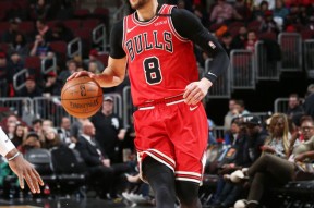 包含德罗巴连续十场比赛得分超过势不可挡，公牛挑战极限！的词条