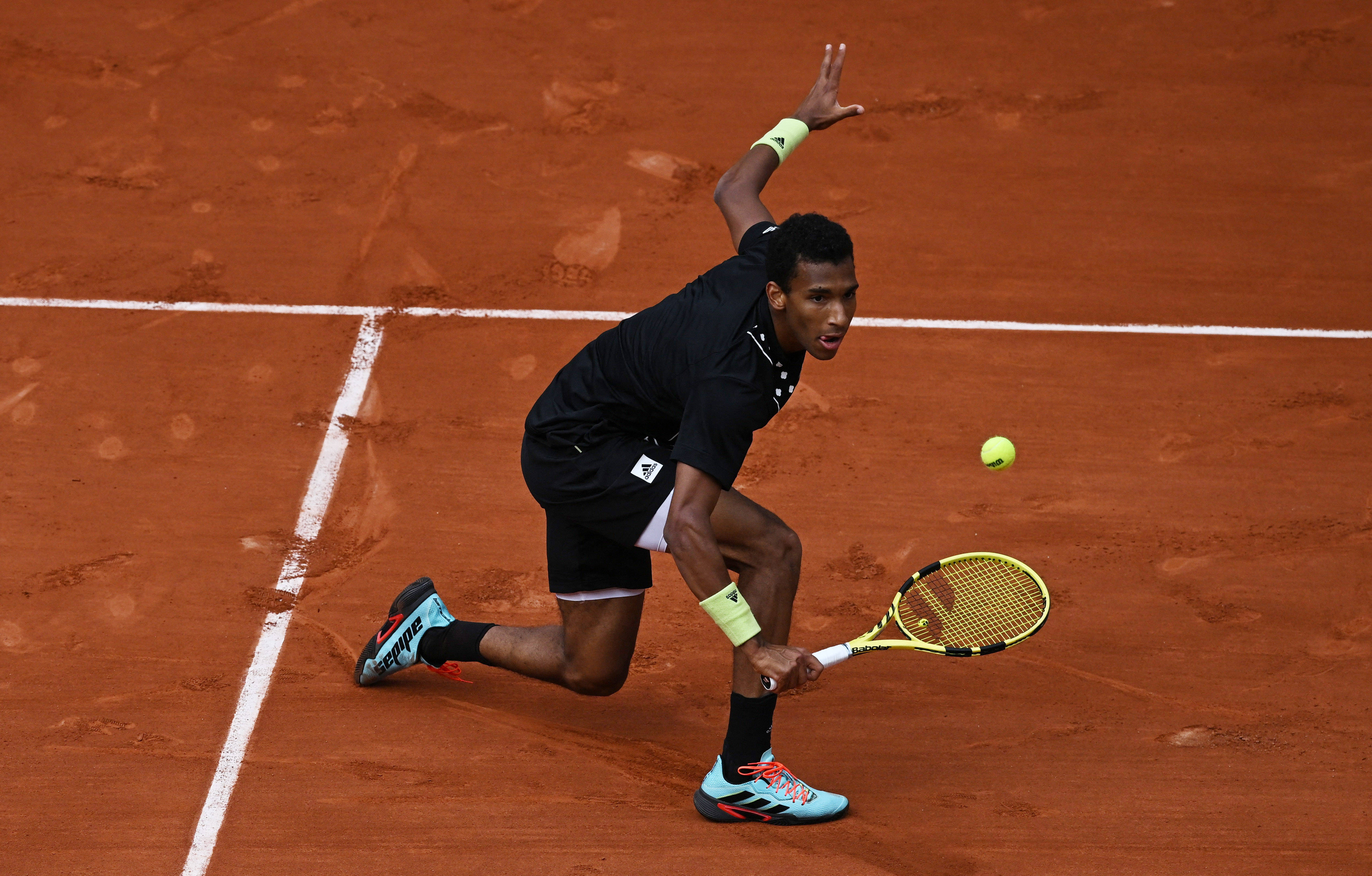 包含纳达尔在加拿大队比赛中挺进下一轮，出色防守引发热议！的词条